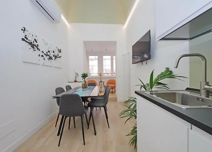 Deluxe Three-Bedroom Apartment